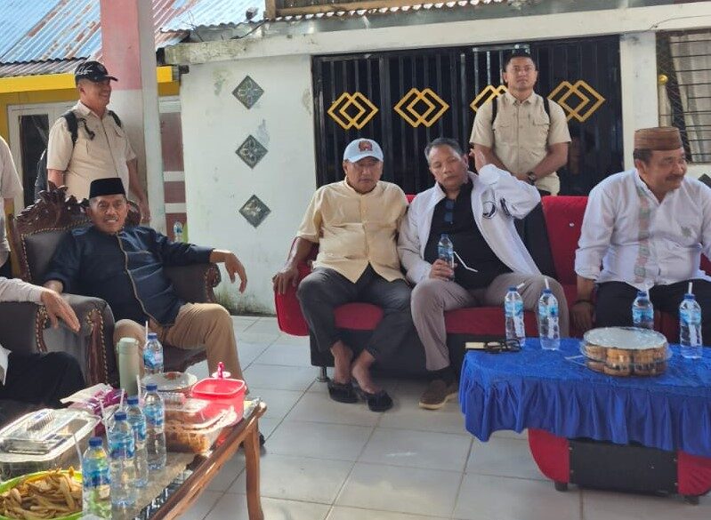 Ketua Komisi II Dprd Provinsi Gorontalo Mikson Yapanto duduk bersama Wakil Ketua Dprd Provinsi Ridwan Monoarfa/Hibata.id