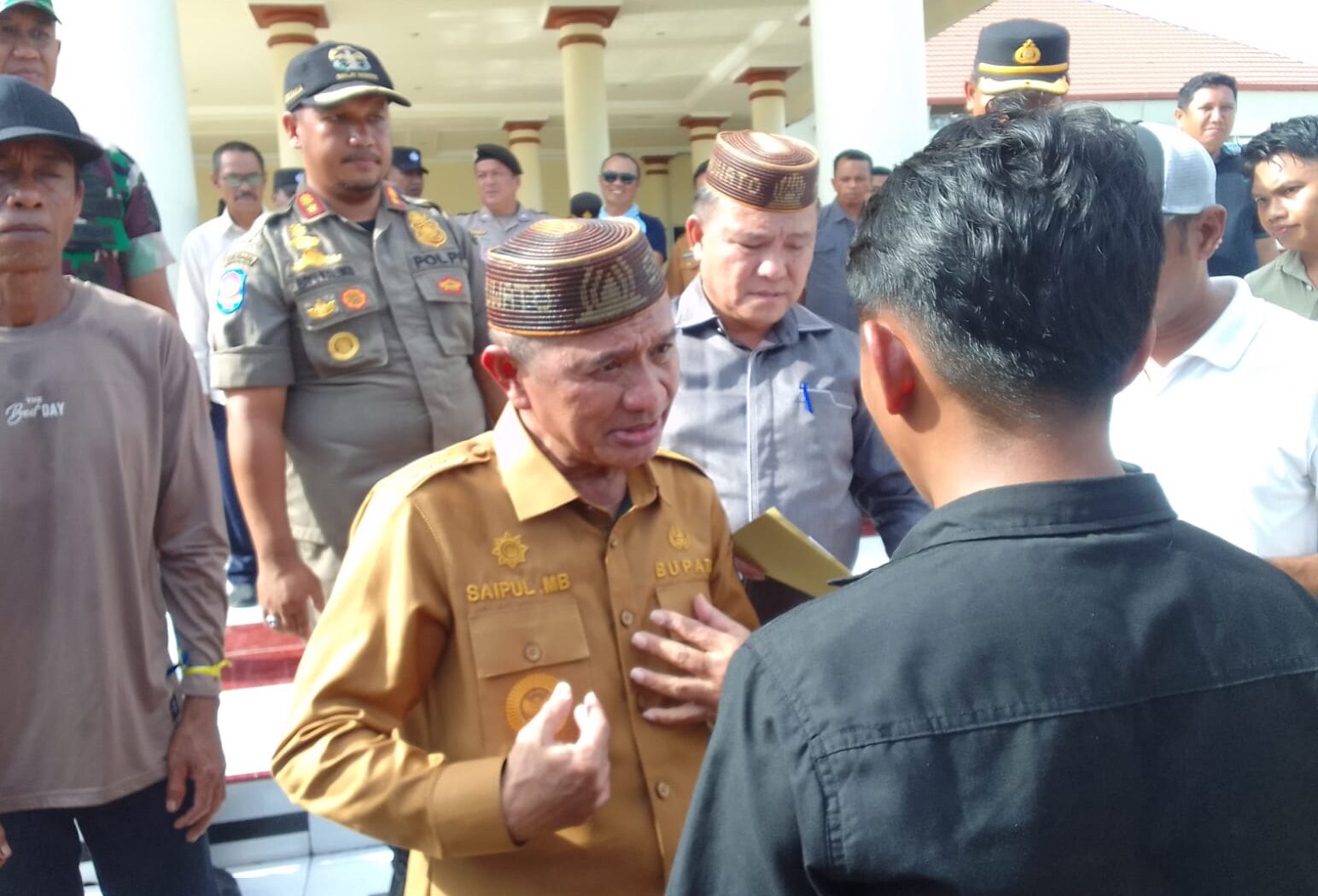Bupati Pohuwato mencoba menenangkan publik dengan sejumlah pernyataan/Hibata.id