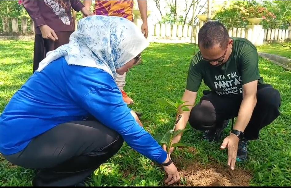 Ketua Dewan Perwakilan Rakyat Daerah (DPRD) Provinsi Gorontalo, Idrus Thomas Mopili dan Anggota Dewan Perwakilan Rakyat Daerah (DPRD) Provinsi Gorontalo, Kristina Mohamad Udoki saat melakukan penanaman Pohon di Halaman Kantor DPRD, Selasa 9 September 2025 (Foto: Himpun.id/Fadli Sukriani Melu)/Hibata.id