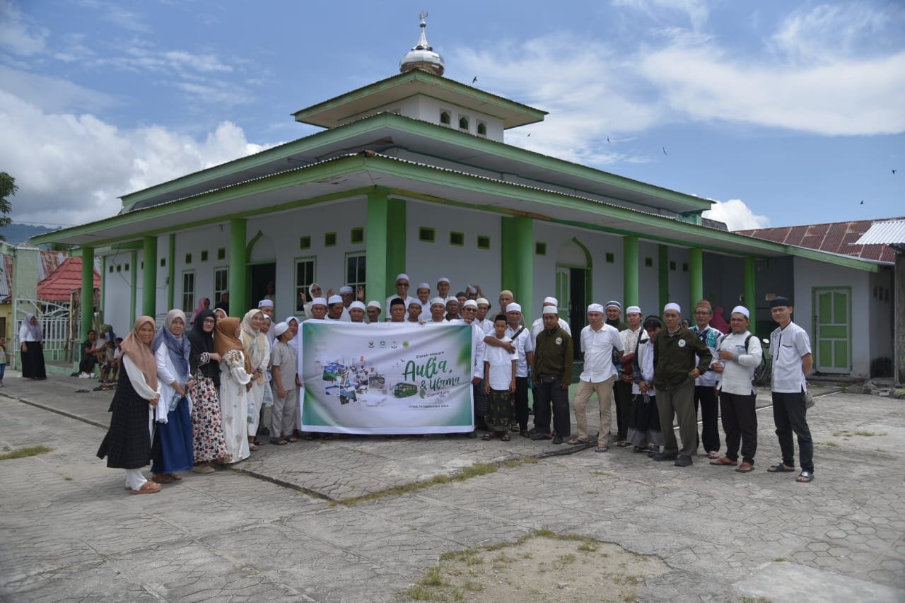 Rombongan jalan bareng pakai bus, mobil, sampai motor, keliling ke makam-makam bersejarah yang jadi saksi dakwah Islam di Gorontalo/Hibata.id