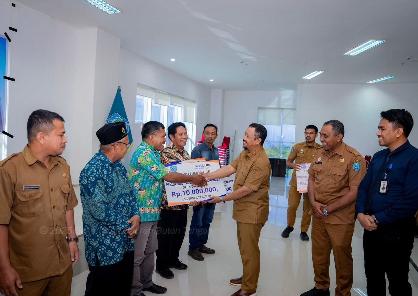Bupati Buton Tengah Dr. H. Azhari, S.STP., M.Si dan Bank Sultra Salurkan CSR untuk Tujuh Rumah Ibadah