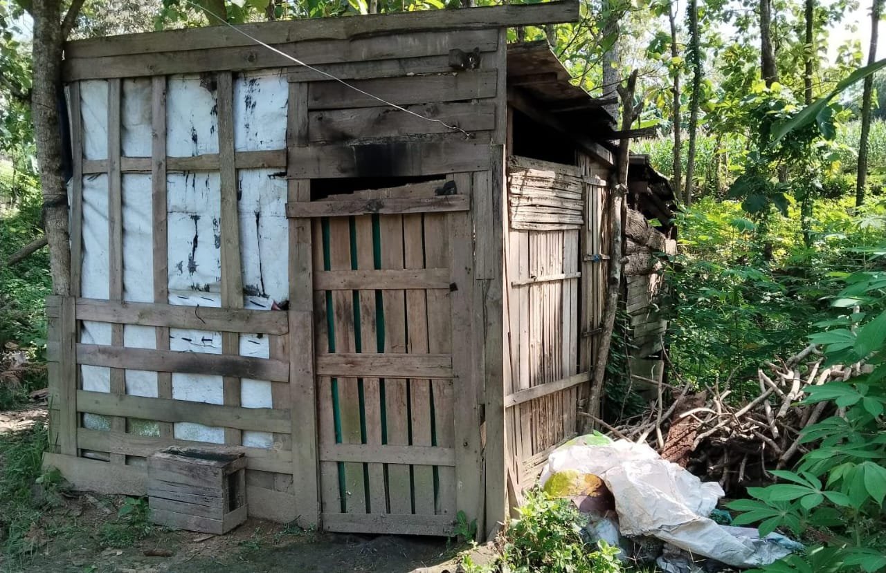 Gubuk reyot berukuran 2 x 3 meter tanpa identitas kependudukan maupun bantuan sosial/Hibata.id