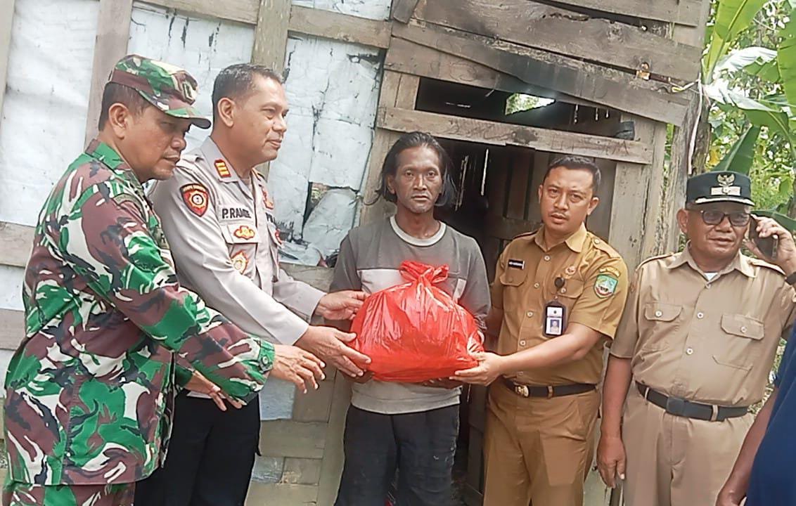 Tarso, warga Desa Tempellemahbang, Kecamatan Jepon, Kabupaten Blora, hidup sebatang kara di gubuk reyot berukuran 2 x 3 meter tanpa identitas kependudukan maupun bantuan sosial/Hibata.id
