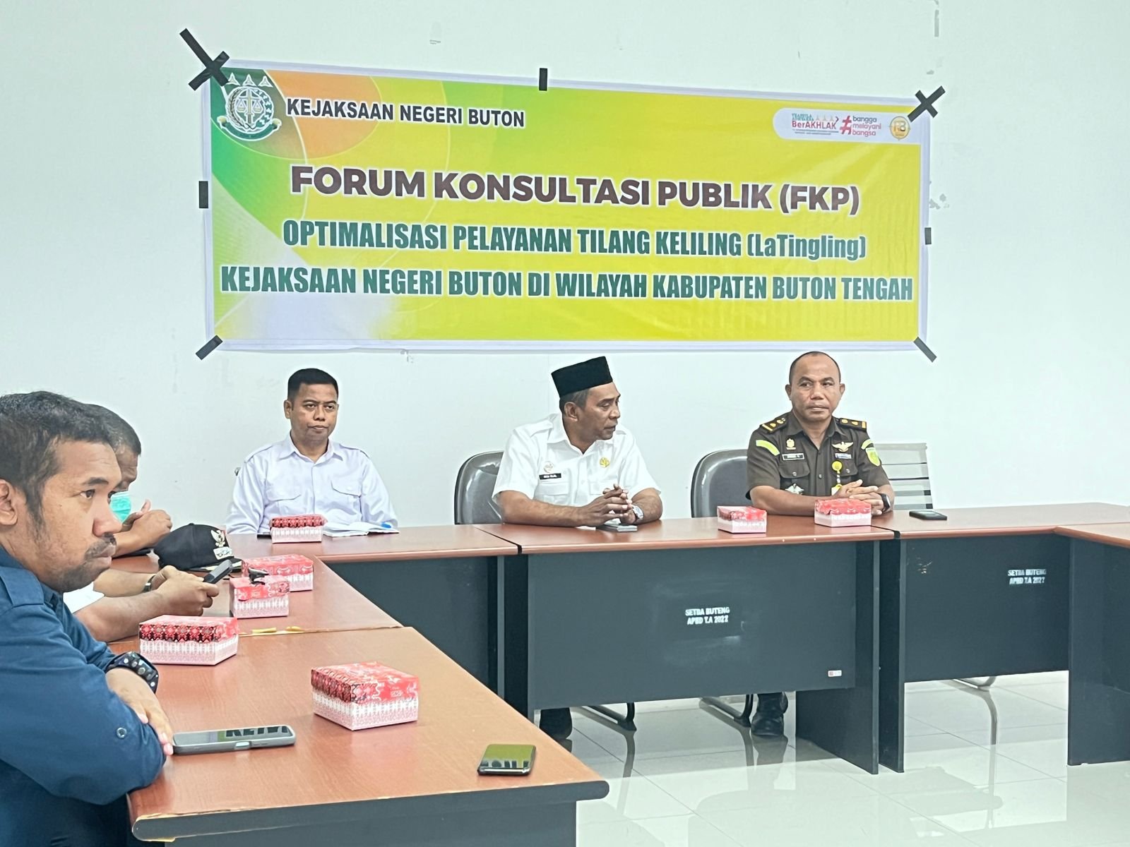 Kejaksaan Negeri (Kejari) Buton menggelar Forum Konsultasi Publik (FKP) bertajuk Optimalisasi Pelayanan Tilang Keliling (La Tingling) di Aula Kyjula, Sekretariat Daerah Buton Tengah/Hibata.id