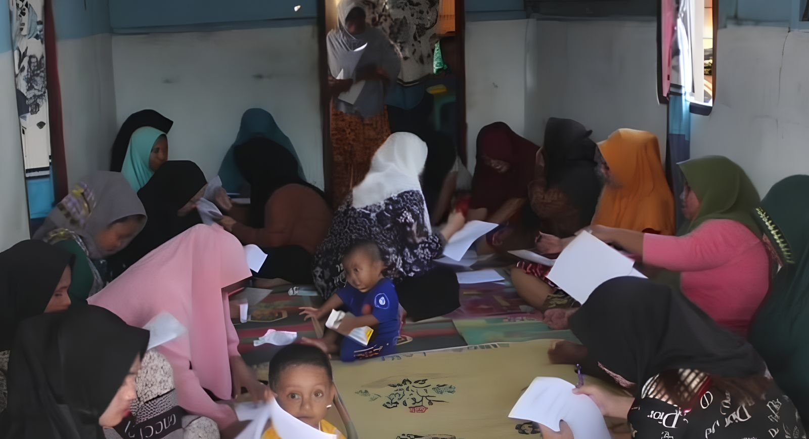 Woman Institute for Research and Empowerment of Gorontalo (WIRE-G) saat menggelar pelatihan intensif bertema kesetaraan dan hak sipil di Dusun Limu, Desa Bihe, dan Dusun Buyuo, Desa Pangahu. (Foto: WIRE-G)