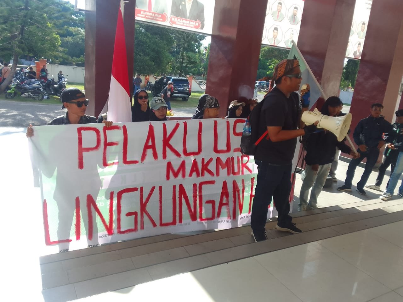 Aksi demonstrasi Himpunan Mahasiswa Islam (HMI) Cabang Pohuwato di depan kantor DPRD Pohuwato, Senin (29/9/2025). (Foto: Dok. Hibata.id)