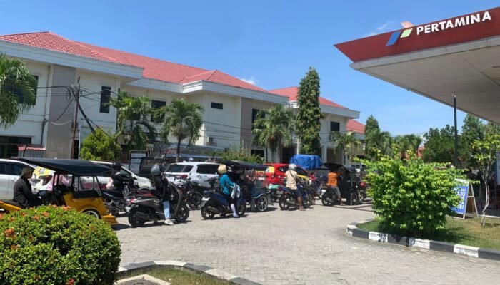 BBM Langka di Gorontalo, Warga Rela Antre Panjang di SPBU