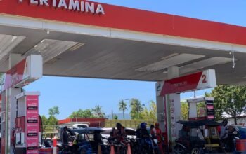Antrean panjang kendaraan di sejumlah stasiun pengisian bahan bakar umum (SPBU) Kota Gorontalo/Hibata.id