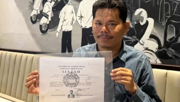 Bonatua dan Roy Suryo Terima Salinan Ijazah Jokowi yang Dilegalisasi KPU