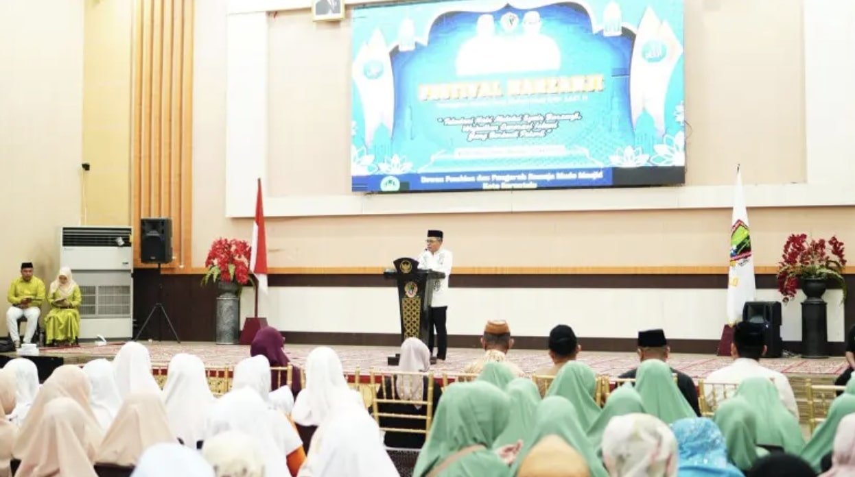 Sekretaris Daerah Kota Gorontalo, Ismail Madjid saat membuka Festival Barjanji, sebuah kegiatan keagamaan yang sarat nilai budaya dan spiritual. (Foto: Humas Pemkot Gorontalo)