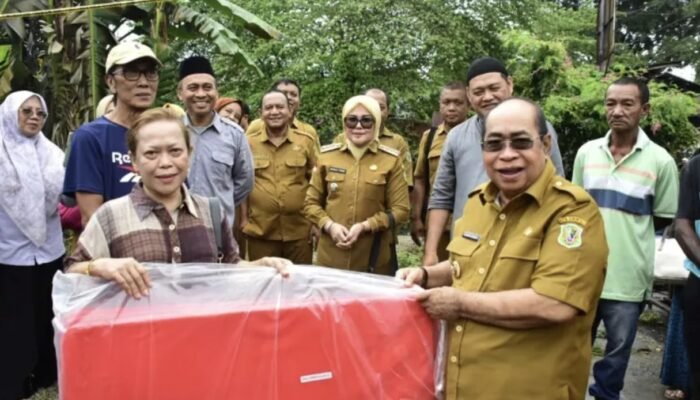 Wali Kota Adhan Serahkan Bantuan untuk Korban Kebakaran di Kelurahan Ipilo