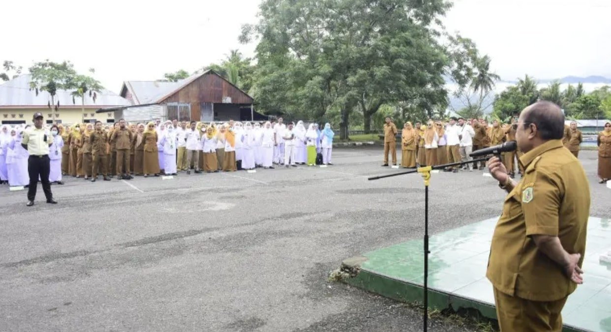 Wali Kota Gorontalo, Adhan Dambea, mengawali pekan kerja dengan memimpin apel pagi di RSUD Aloei Saboe pada Senin (6/10/2025). (Foto; Humas Pemkot Gorontalo)