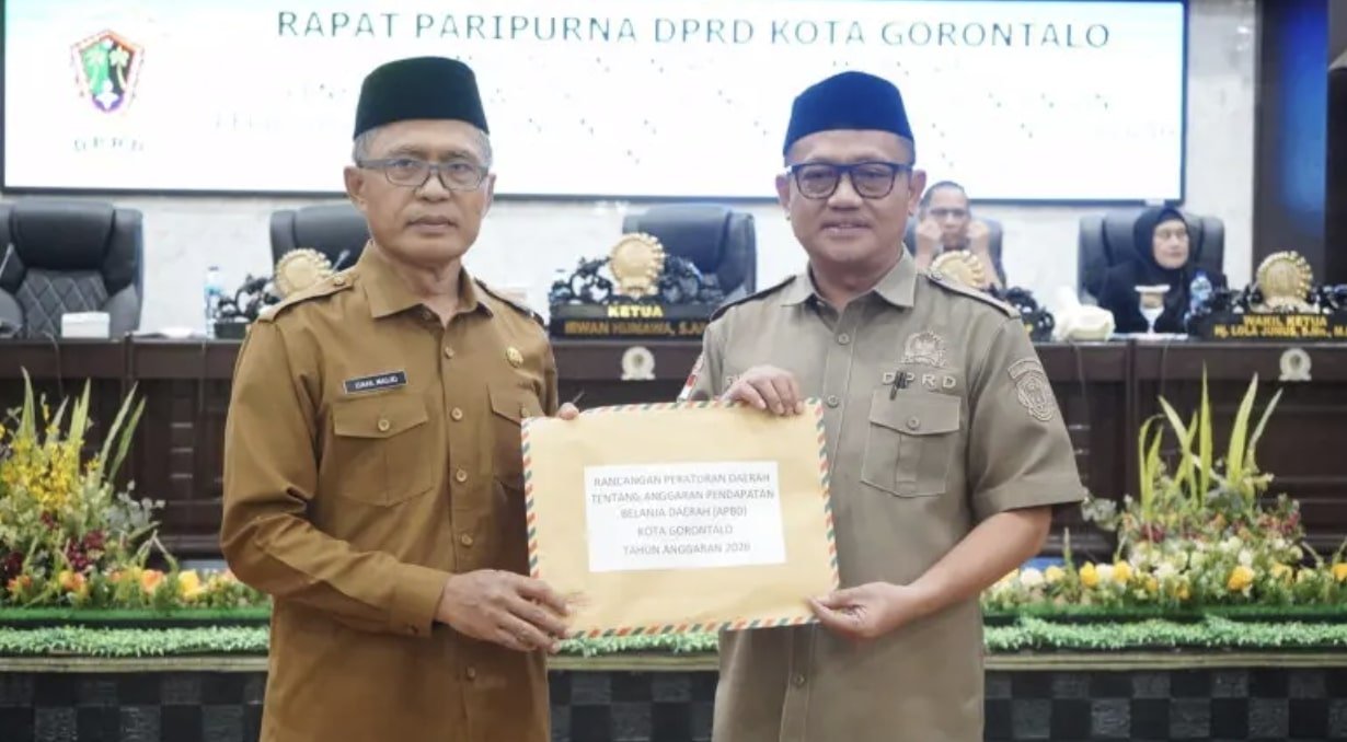 Sekretaris Daerah (Sekda) Kota Gorontalo saat menyerahkan Rancangan Peraturan Daerah (Ranperda) tentang Anggaran Pendapatan dan Belanja Daerah (APBD) Tahun Anggaran 2026 ke Ketua DPRD Kota Gorontalo, Irwan Hunawa. (Foto: Humas Pemkot Gorontalo)