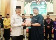 Sekda Ismail Salurkan 2.500 Al-Qur’an dari BWA ke Warga Kota Gorontalo