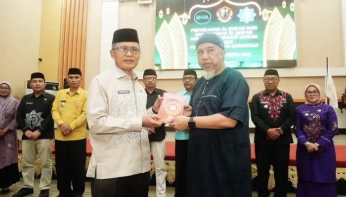 Sekda Ismail Salurkan 2.500 Al-Qur’an dari BWA ke Warga Kota Gorontalo