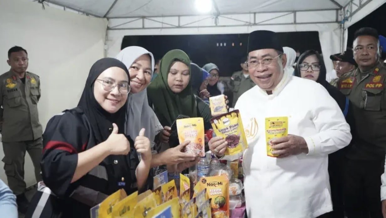 Wali Kota Gorontalo, Adhan Dambea, saat memberikan kesempatan kepada pedagang lokal untuk berjualan di booth yang disediakan di area kegiatan. (Foto: Humas Pemkot Gorontalo)