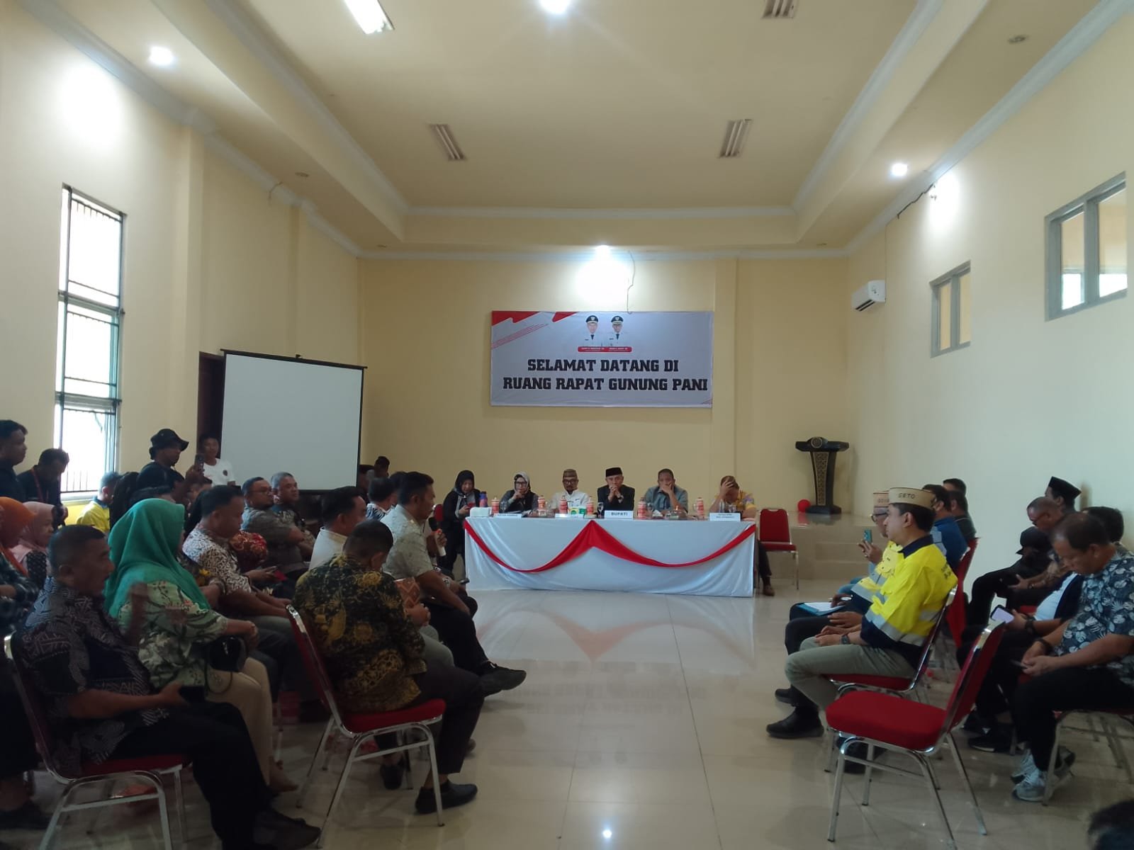 Panitia Khusus (Pansus) Pertambangan DPRD Provinsi Gorontalo menggelar rapat kerja di Kantor Bupati Pohuwato, Kamis (2/9/2025)/Hibata.id
