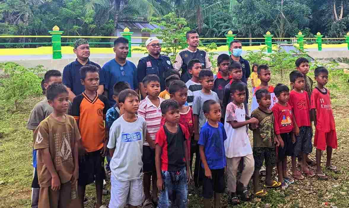 SDN 17 Mawasangka bekerja sama dengan Pemerintah Desa Air Bajo menggelar bakti sosial berupa sunatan massal gratis. (Foto: Dok. Hibata.id)