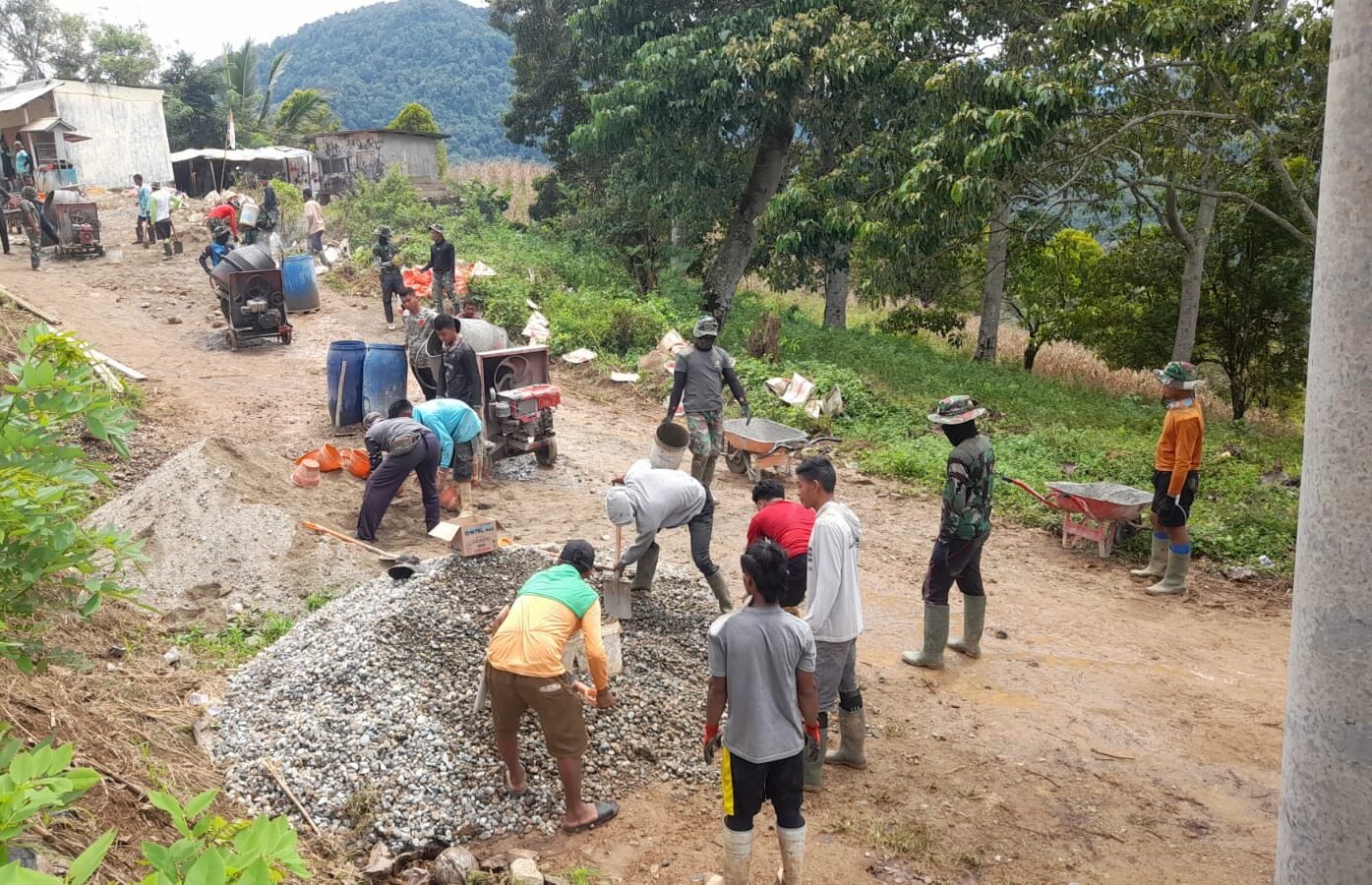 Tentara Nasional Indonesia (TNI) dan masyarakat dalam membangun daerah melalui program TNI Manunggal Membangun Desa (TMMD) ke-126 Kodim 1315/Gorontalo/Hibata.id