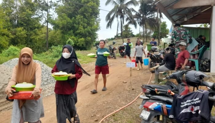 Emak-emak Gorontalo Kompak Datangi Satgas TMMD ke-126