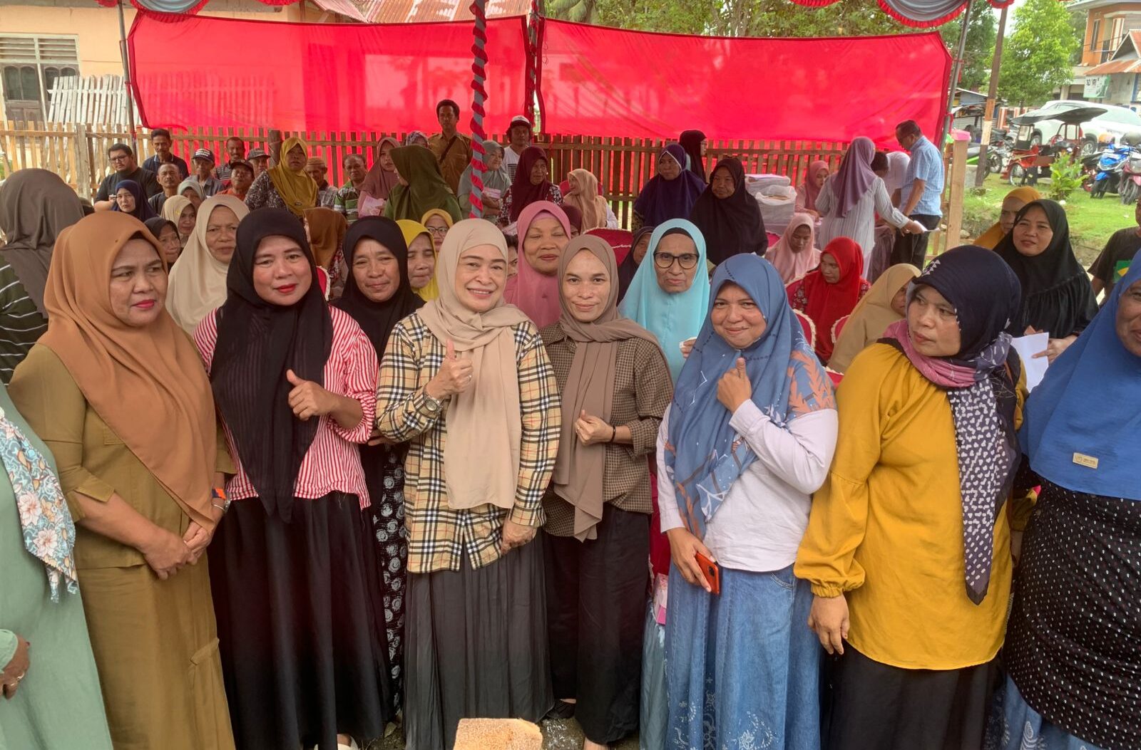 Anggota DPRD Provinsi Gorontalo, Lolly Yunus, bersama warga Kelurahan Oluhuta Utara, Kecamatan Kabila/Hibata.id