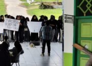 Mahasiswa Teknik Segel Ruang Rektor, Protes Kebijakan Pj Rektor UNIPO