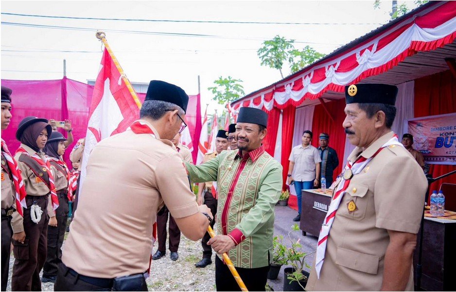 Bupati Buton Tengah (Buteng) Dr. H. Azhari, S.STP., M.Si. secara resmi melepas Kontingen Gerakan Pramuka Kwartir Cabang (Kwarcab) Buton Tengah/Hibata.id