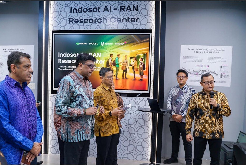 Indosat bersama Nokia dan NVIDIA, hari ini meresmikan AI-RAN Research Center di Surabaya. AI-RAN Research Center merupakan sebuah pusat pengembangan jaringan Radio Access Network (RAN) berbasis kecerdasan artifisial (AI). Langkah ini merupakan fase pertama dari kemitraan strategis yang diumumkan pada ajang Mobile World Congress (MWC) 2025 di Barcelona/Hibata.id