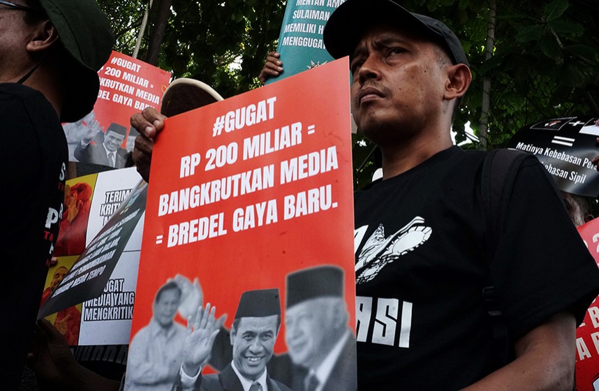 Aksi solidaritas kepada Tempo dalam kasus gugatan Menteri Pertanian Amran Sulaiman terhadap Tempo di depan gedung Pengadilan Negeri Jakarta Selatan, 3 November 2025. Tempo/Magang/Kemal Raditya Pasha/Hibata.id