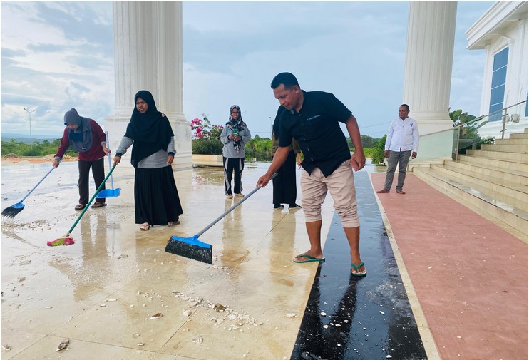 Kabag Umum saat membersihkan pecahan kalsiboard usai Ambruk Usai Diguyur Hujan, Tidak Ada Korban/Hibata.id