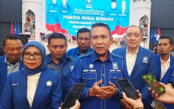 Musda Tanpa Perebutan Kursi: Strategi Senyap PAN Gorontalo Hadapi Pemilu 2029? 5 Ketua DPW PAN Gorontalo, Anas Yusuf yang disampingi Sekretaris Wilayah, Femmy Udoki dan para kader lainnya/Hibata.id