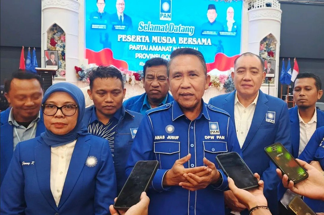 Ketua DPW PAN Gorontalo, Anas Yusuf yang disampingi Sekretaris Wilayah, Femmy Udoki dan para kader lainnya/Hibata.id