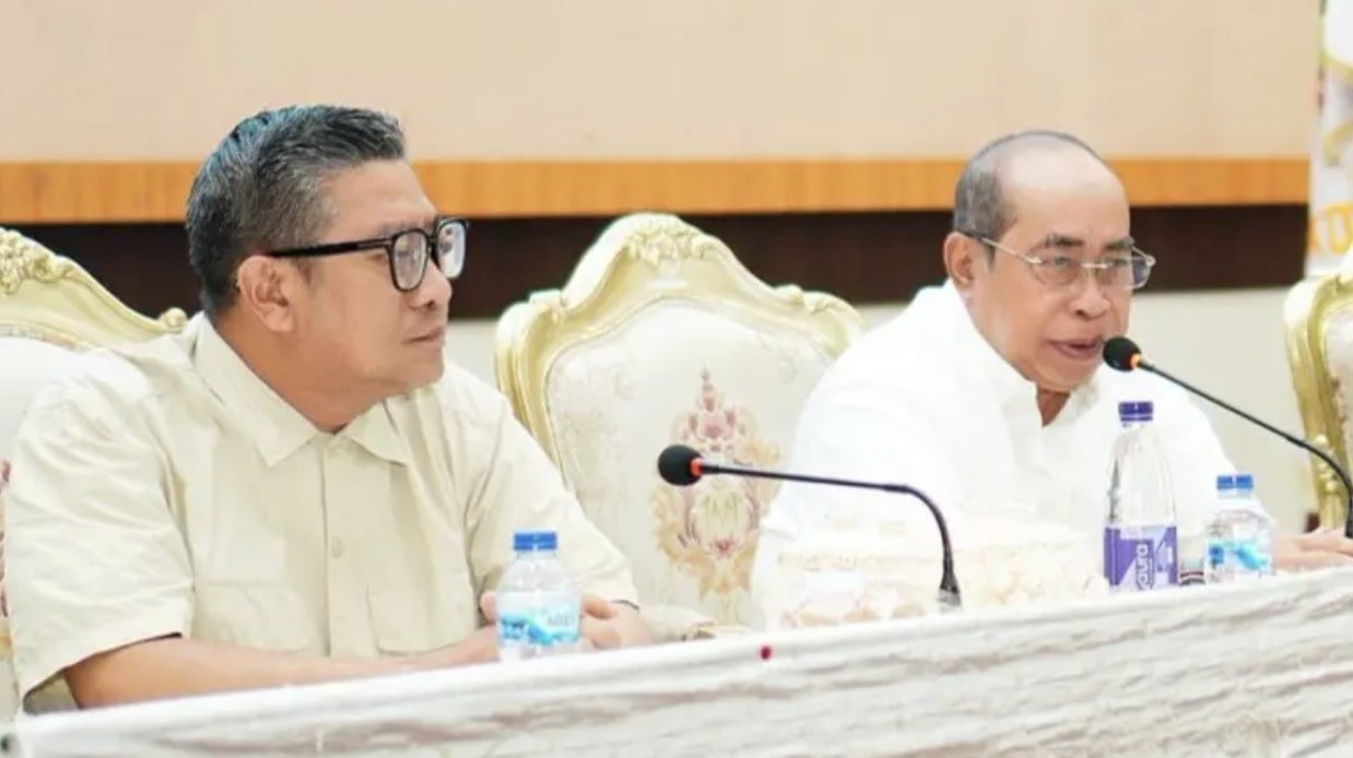 Wali Kota Gorontalo, Adhan Dambea saat dalam rapat koordinasi di Bandhayo Lo Yiladia, Selasa malam, 4 November 2025. (Foto: Humas Pemkot Gorontalo)