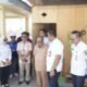 Wali Kota Gorontalo, Adhan Dambea, saat mendampingi tim Kementerian Dalam Negeri (Kemendagri) meninjau progres pembangunan Kampung Nelayan Merah Putih (KNMP) di Kelurahan Leato Selatan. (Foto: Humas Pemkot Gorontalo)