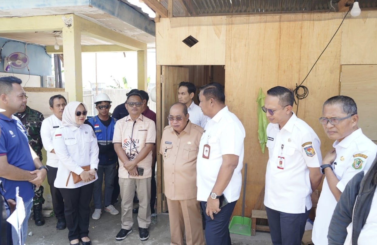 Wali Kota Gorontalo, Adhan Dambea, saat mendampingi tim Kementerian Dalam Negeri (Kemendagri) meninjau progres pembangunan Kampung Nelayan Merah Putih (KNMP) di Kelurahan Leato Selatan. (Foto: Humas Pemkot Gorontalo)