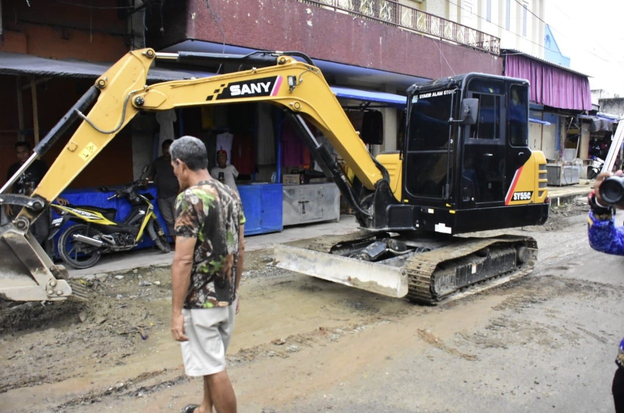 Proyek pemeliharaan Jalan Jenderal Soeprapto sementara dikerjakan. (Foto: Humas Pemkot Gorontalo)