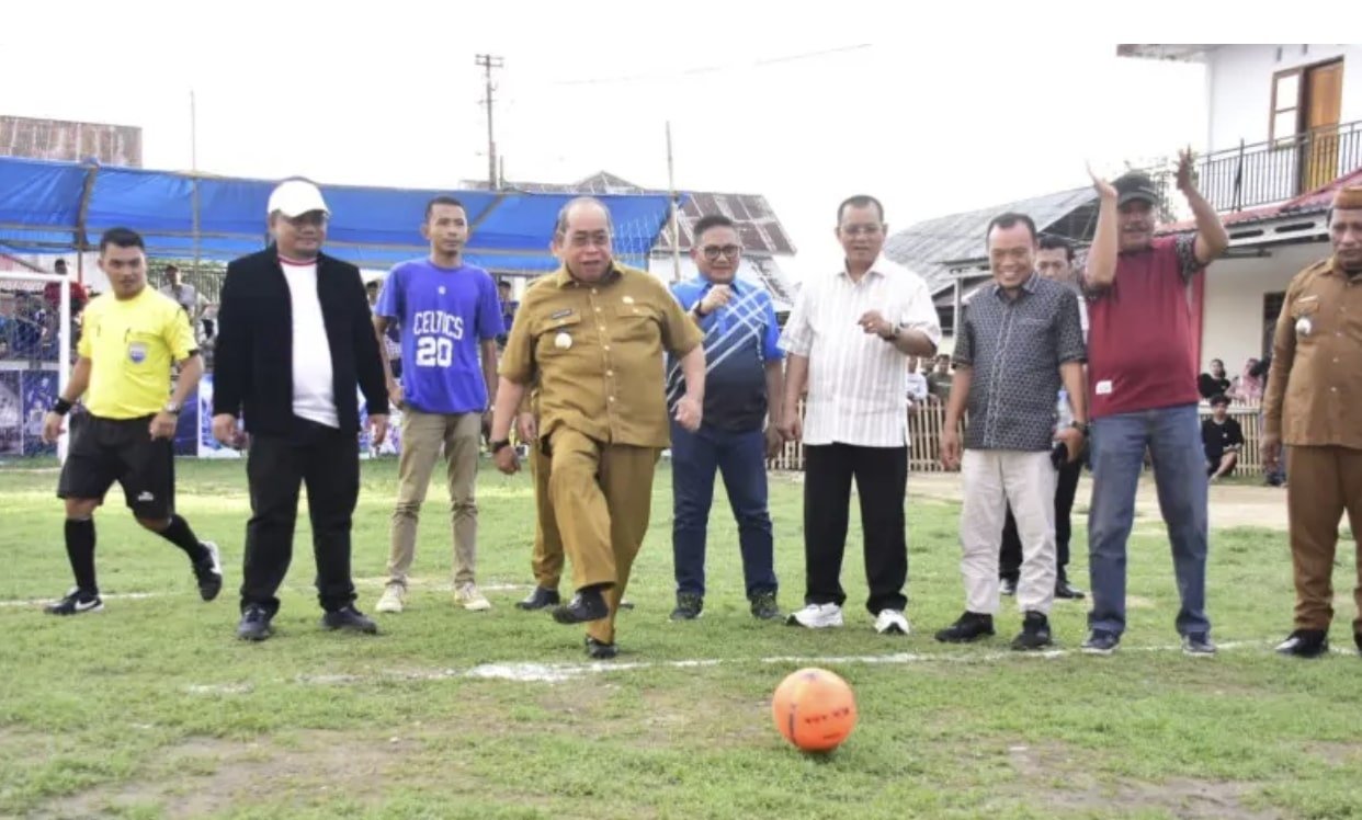 Wali Kota Gorontalo, Adhan Dambea saat membuka turnamen sepak bola Risman Taha Cup. (Foto: Humas Pemkot Gorontalo)