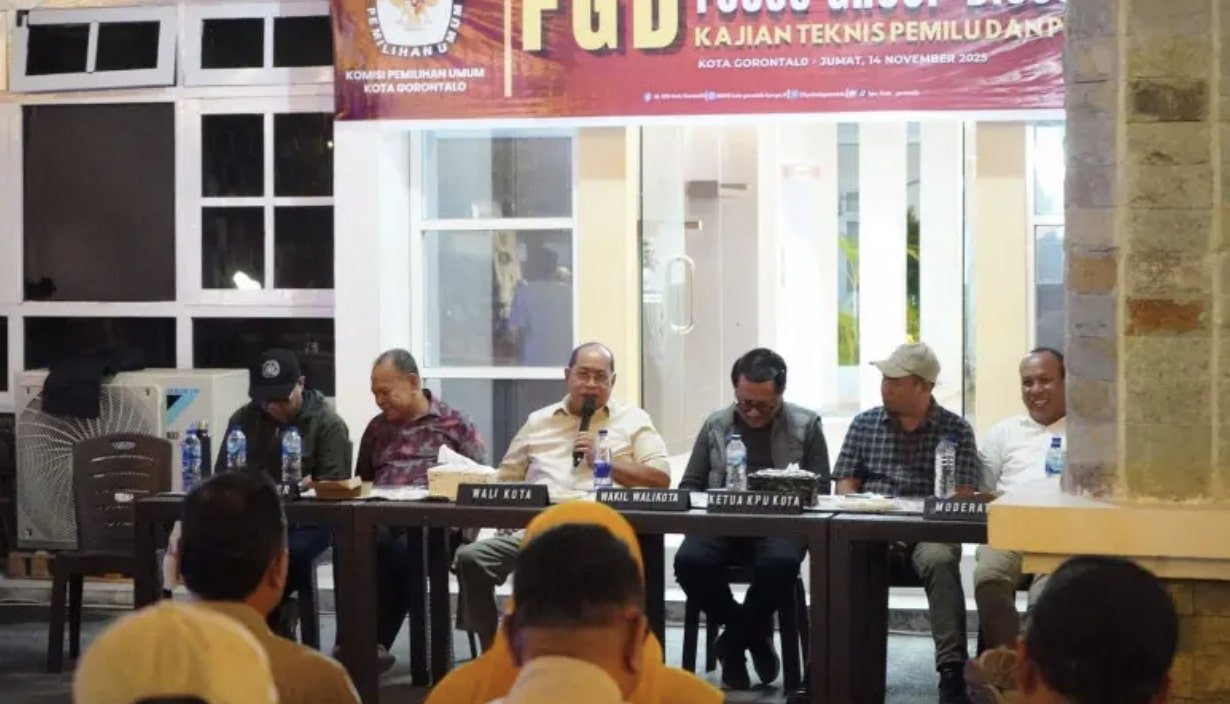Wali Kota Gorontalo Adhan Dambea saat menghadiri Focus Group Discussion (FGD) kajian teknis yang digelar KPU Kota Gorontalo di pelataran Kantor Wali Kota. (Foto: Humas Pemkot Gorontalo)