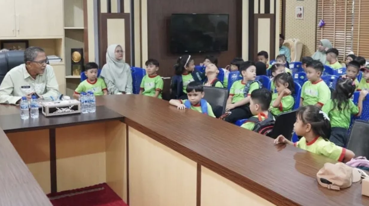 Sekretaris Daerah Kota Gorontalo, Ismail Madjid saat menyambut ceria kedatangan anak-anak Brili Kids. (Foto: Humas Pemkot Gorontalo)