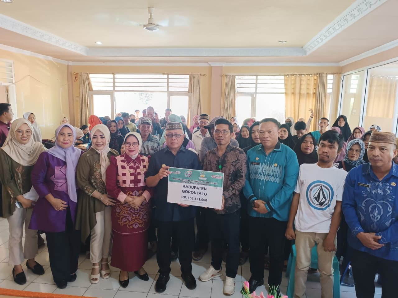 Bupati Gorontalo, Sofyan Puhi, menyampaikan apresiasi tinggi kepada Kementerian Sosial Republik Indonesia, khususnya Sentra Tumou Tou Manado, atas penyerahan bantuan Asistensi Rehabilitasi Sosial (ATENSI) di Kabupaten Gorontalo, Kamis (6/11/2025)/Hibata.id