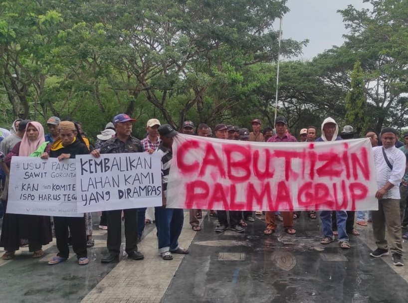 Ratusan petani dari Kecamatan Pulubala dan Motilango, Kabupaten Gorontalo, memadati halaman kantor DPRD Provinsi Gorontalo, Senin (10/11/2025). (Foto: Sarjan Lahay)