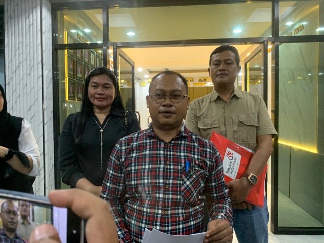 Pendamping hukum kedua tersangka, Frengky Uloli usai mendampingi Kedua orang tua korban, IS dan YD. (Foto: Randa Damaling/Hibata.id)