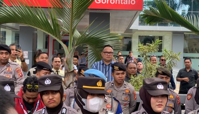Ribuan ASN Gorontalo Geruduk Kantor Bank SulutGo, Wajah Tommy Gobel Tampak Panik