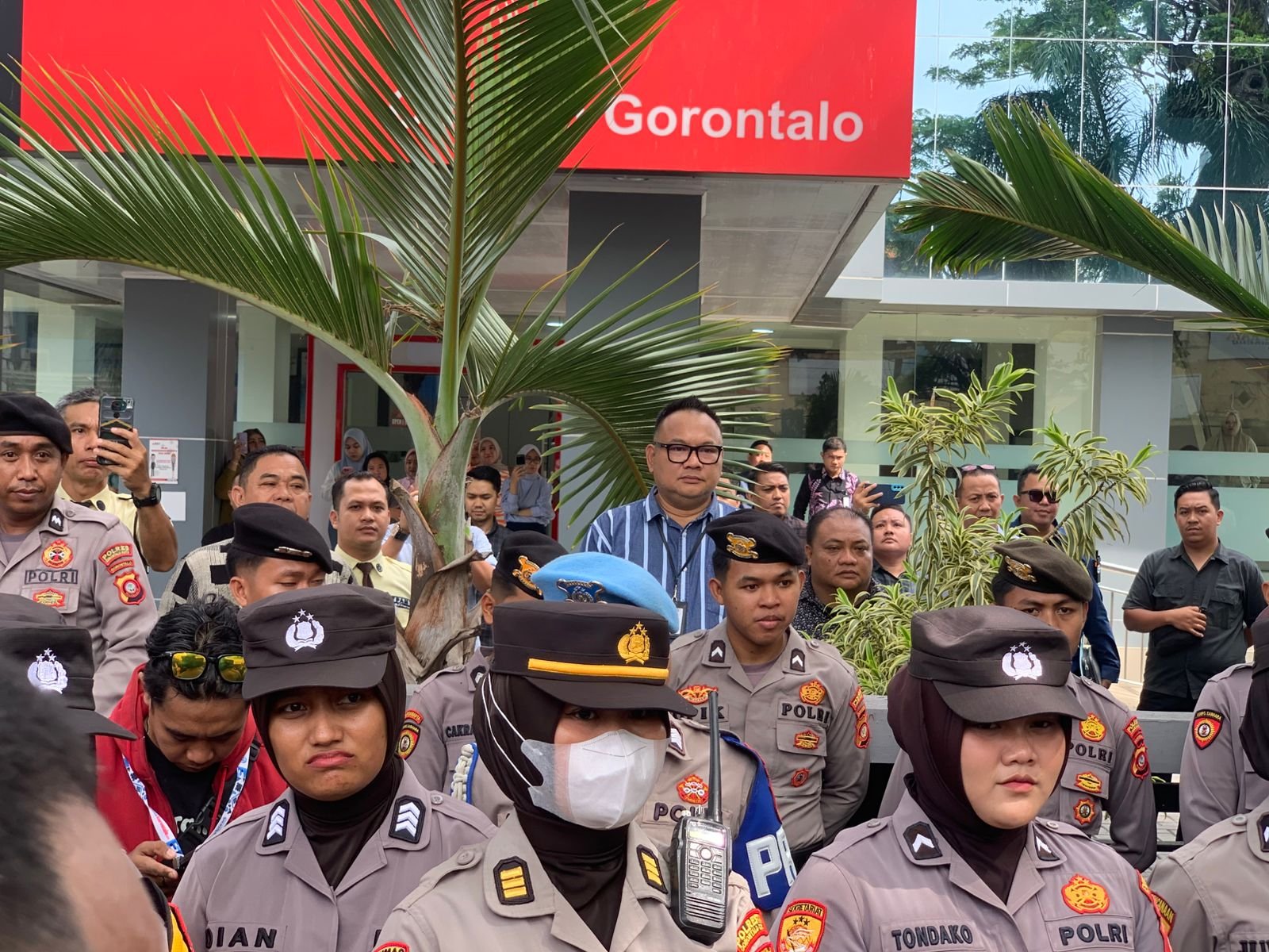 Kepala Cabang Bank SulutGo Gorontalo, Tomy Gobel di belakang barikade Polisi/Hibata.id