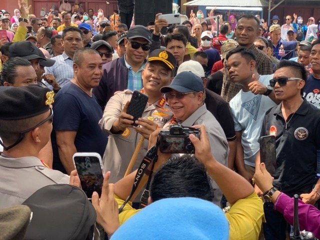 Wali Kota Gorontalo, Adhan Dambea saat memimpin aksi damai ribuan aparatur sipil negara (ASN) Pemerintah Kota Gorontalo di depan Kantor Bank SulutGo, Kamis pagi, 14 November 2025. (Foto: Randa Damaling/Hibata.id)