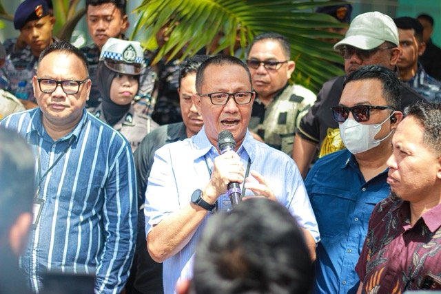 Rudianto Katili, Kepala Kantor Wilayah BSG Gorontalo saat bertemu dengan masa aksi. (Randi A. Rahman/Hibata.id)