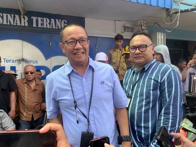 Kantor Wilayah BSG Gorontalo, Rudianto Katili saat menemui masa aksi. (Foto: Randa Damaling/Hibata.id)