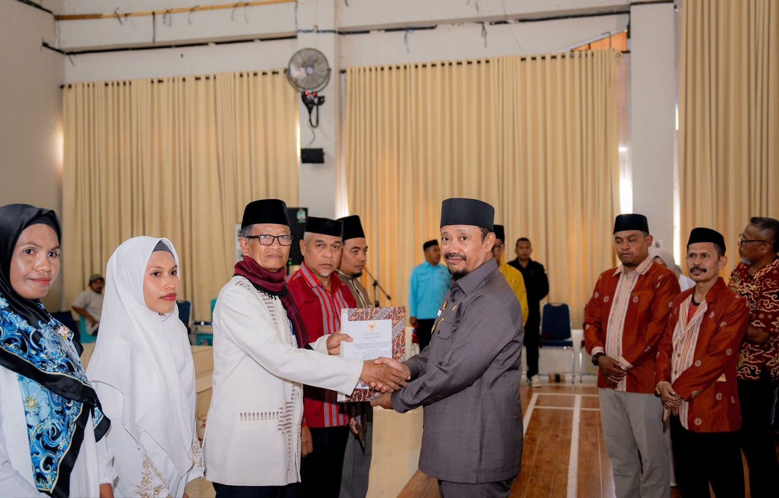 Bupati Buton Tengah (Buteng), Dr. H. Azhari, menyerahkan Surat Keputusan (SK) pengangkatan para guru ngaji. (Foto: Istw)