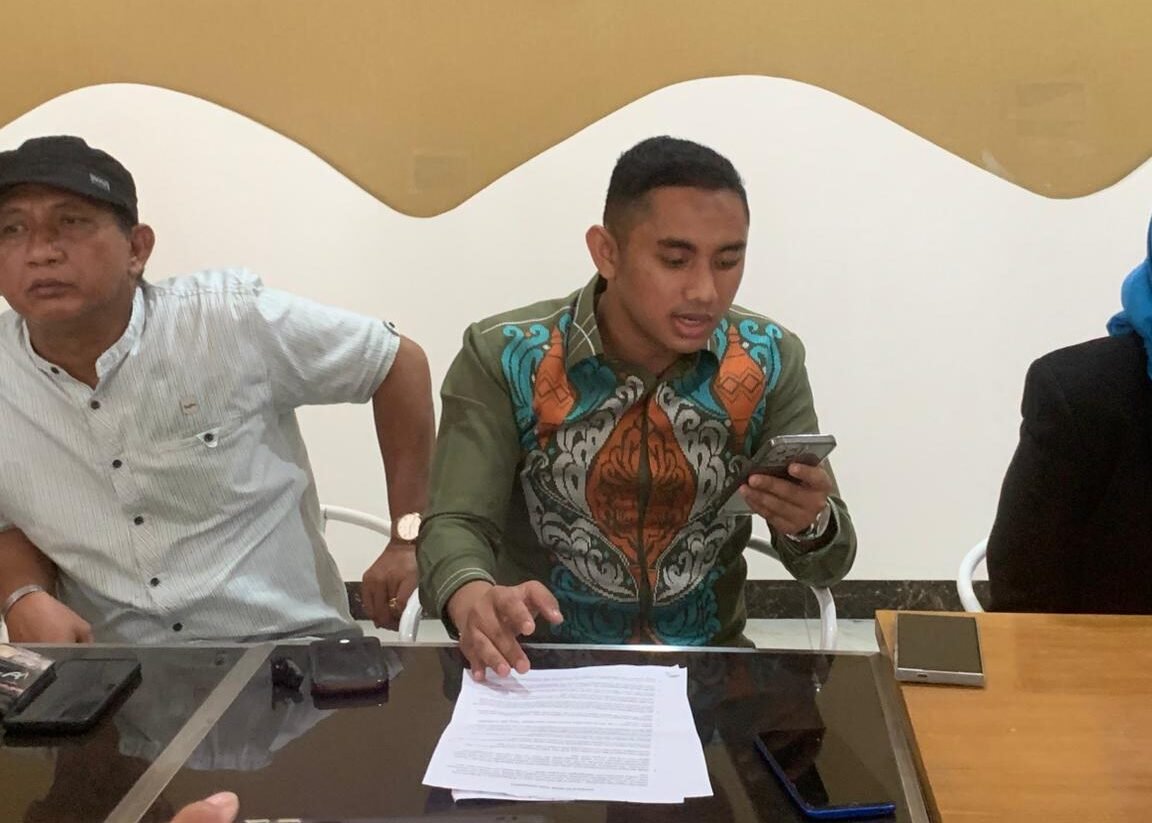 Seorang Aparatur Sipil Negara (ASN) Pemerintah Kabupaten Gorontalo Utara (Gorut), MARET saat konferensi pers pada Kamis, 13 November 2025. (Foto: Randa Damaling/Hibata.id)