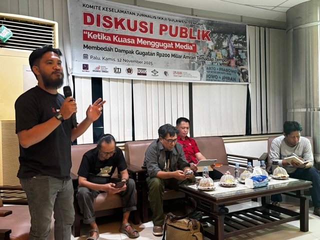 Kegiatan diskusi publik bertajuk “Ketika Kuasa Menggugat Media”, yang membedah dampak gugatan Rp200 miliar terhadap Tempo. Diskusi ini diselenggarakan oleh Komite Keselamatan Jurnalis (KKJ) Sulawesi Tengah di Graha Pena Radar Palu, Kamis malam (13/11/2025). (Foto: KKJ Sulteng)